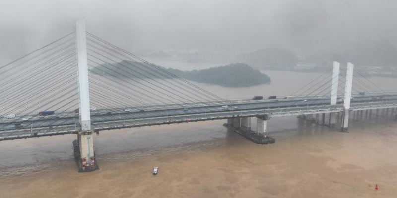 廣東佛山九江大橋防撞墩受船舶擦碰，船只沉沒